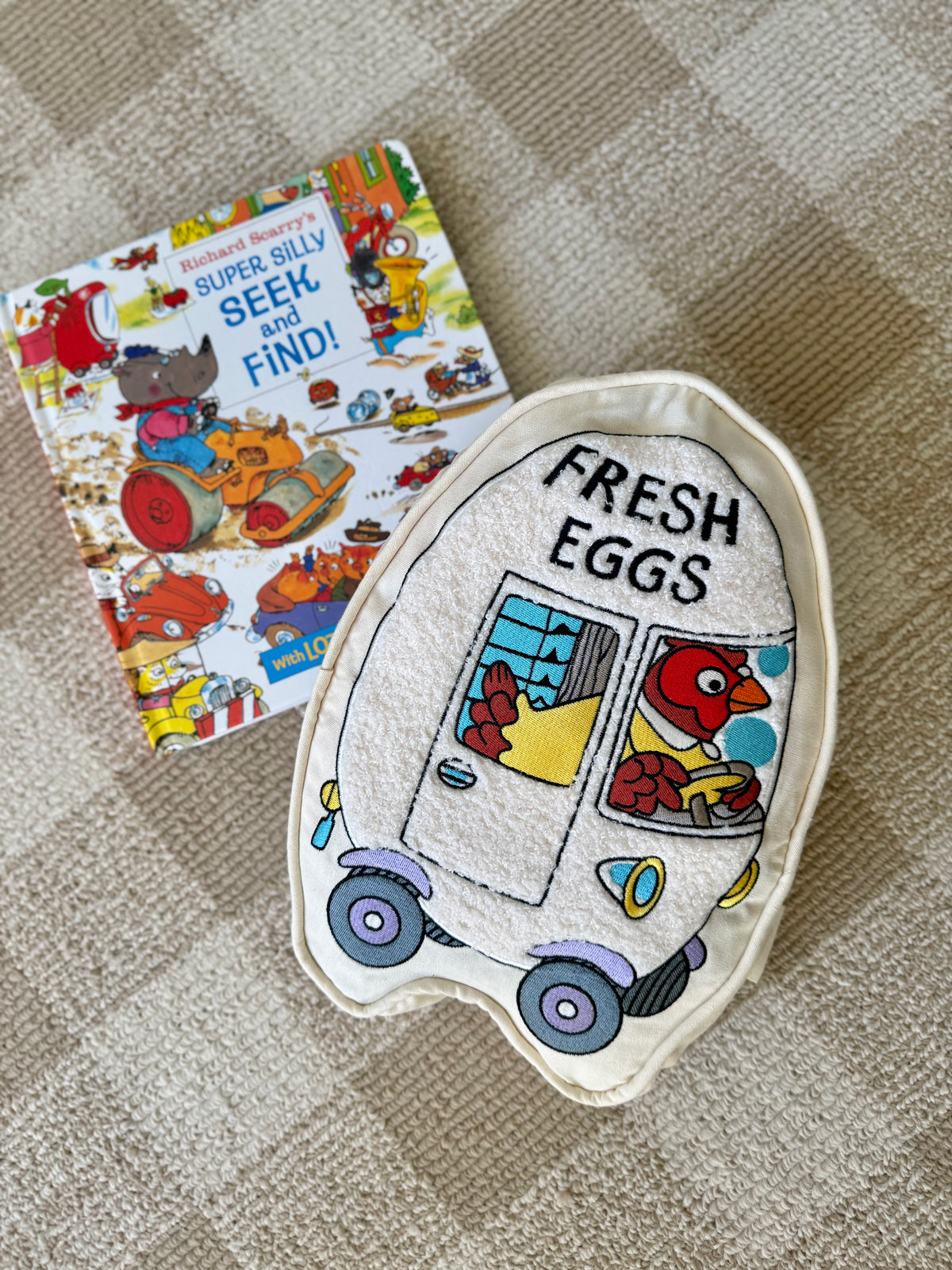 Richard Scarry's Busyworld™ Fresh Eggs Truck Loopillo™
