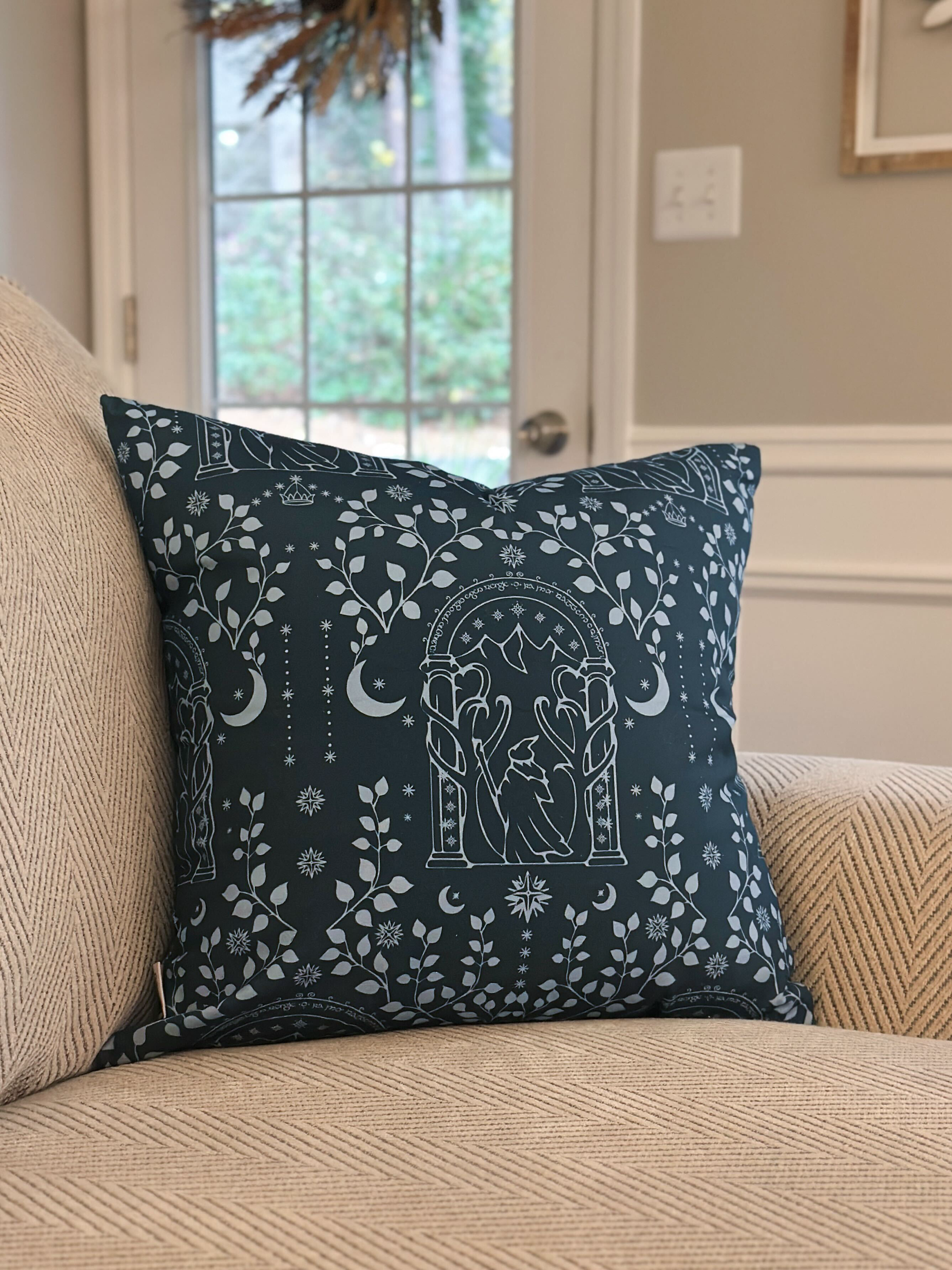 The Lord of the Rings™ Throw Pillow Cover (Loopillo™)