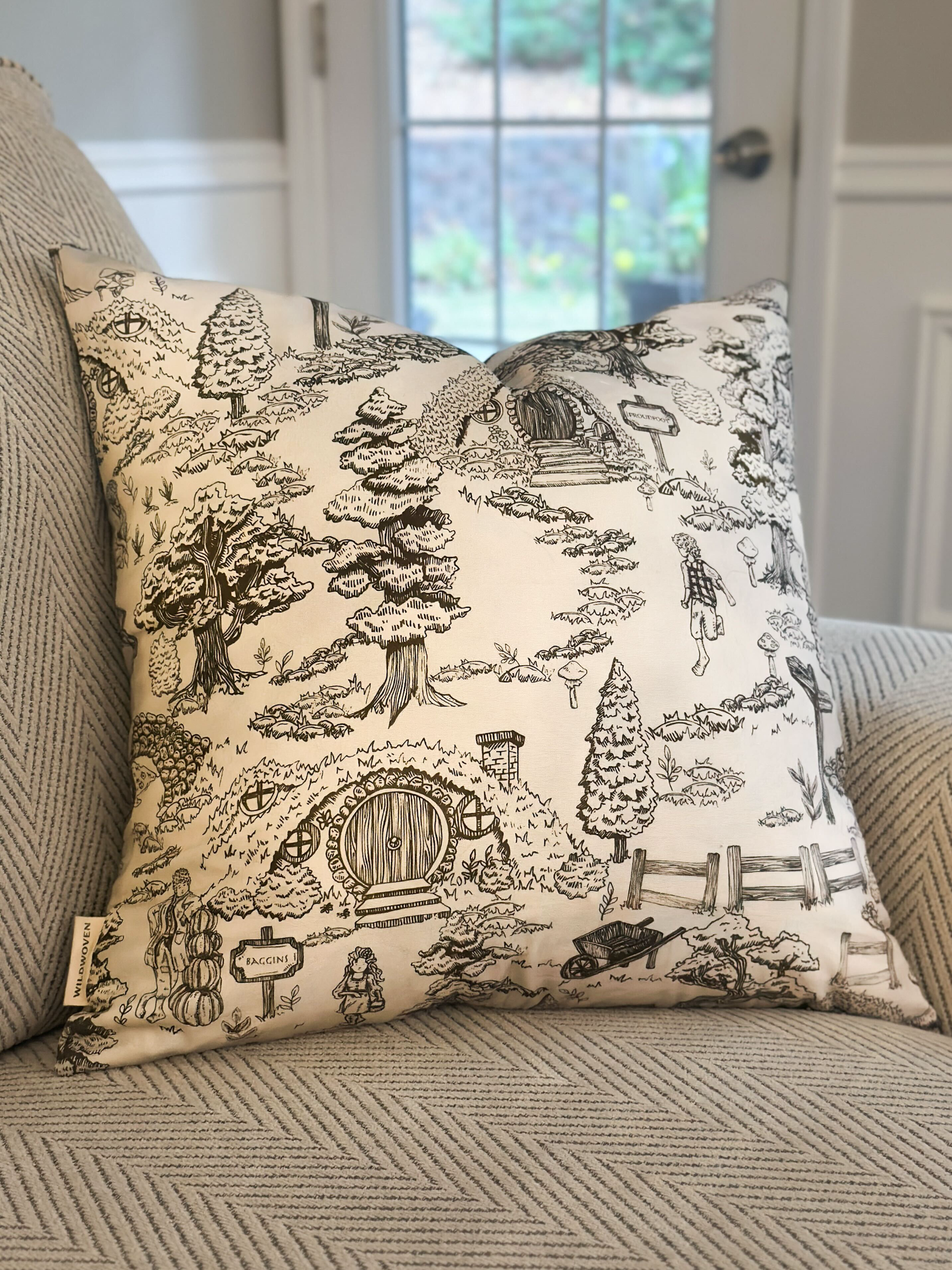 The Lord of the Rings™ Throw Pillow Cover (Loopillo™)