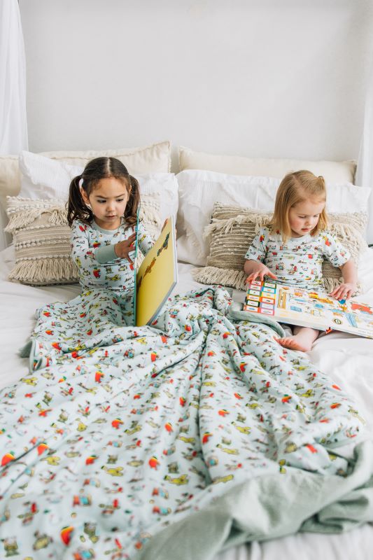 Richard Scarry's Busyworld™ Lowly Worm Quilted Oversized Blanket